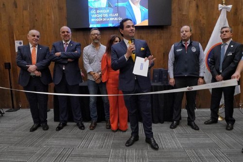 Un éxito la exposición de arte "Entre Lienzos y Copas" en beneficio de DIF Huixquilucan